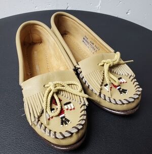 Minnetonka Beige Moccasins with Embroidery Sz 5.5